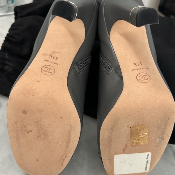 CHANEL ankle boot grey leather with black patent toe & CC logo on back of heel. - Picture 6 of 6